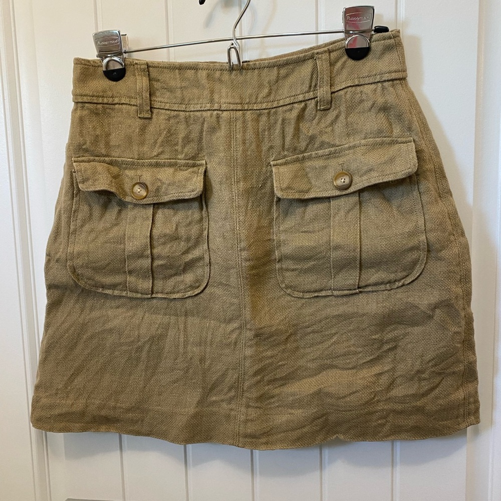 Loft mini linen skirt. Size 4. Front pockets. Back closure.